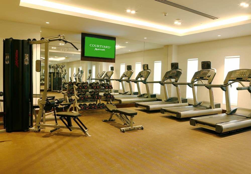 Courtyard By Marriott Surat Hotell Eksteriør bilde