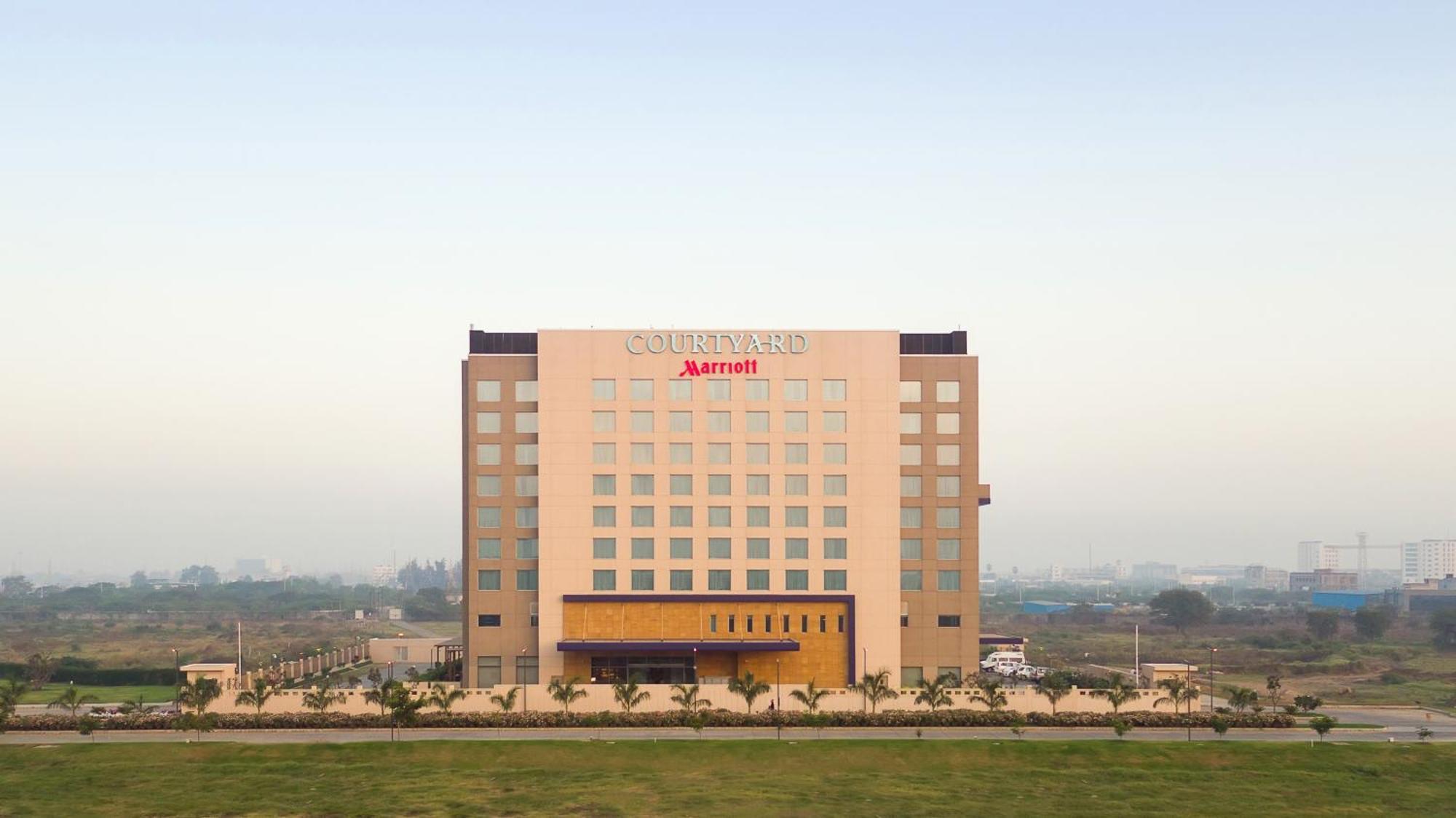 Courtyard By Marriott Surat Hotell Eksteriør bilde