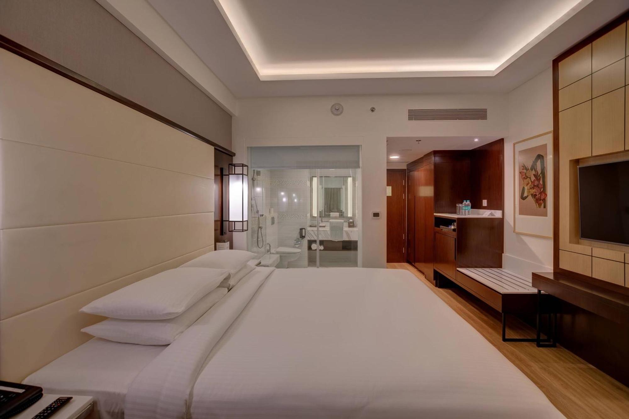 Courtyard By Marriott Surat Hotell Eksteriør bilde
