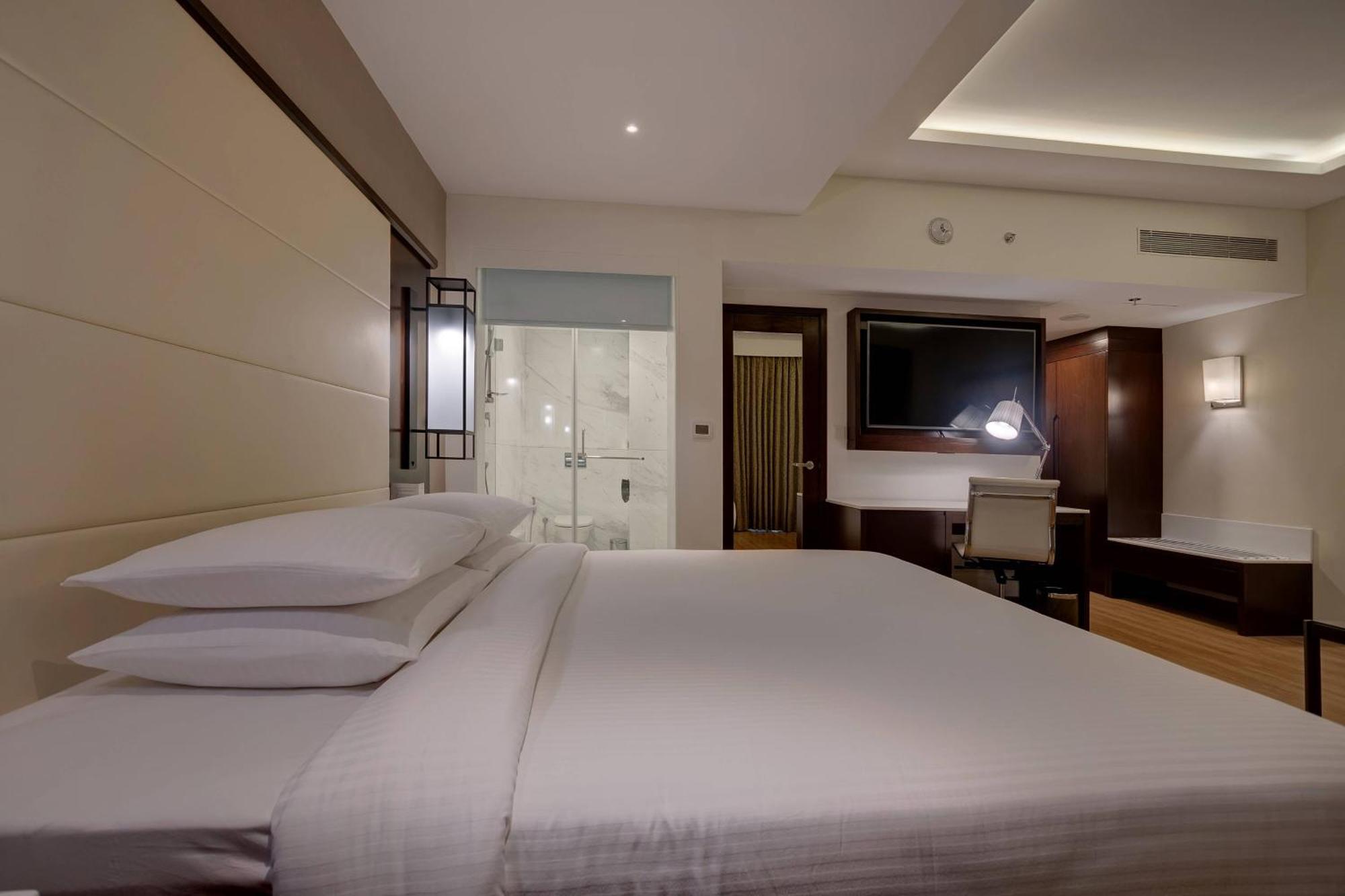 Courtyard By Marriott Surat Hotell Eksteriør bilde