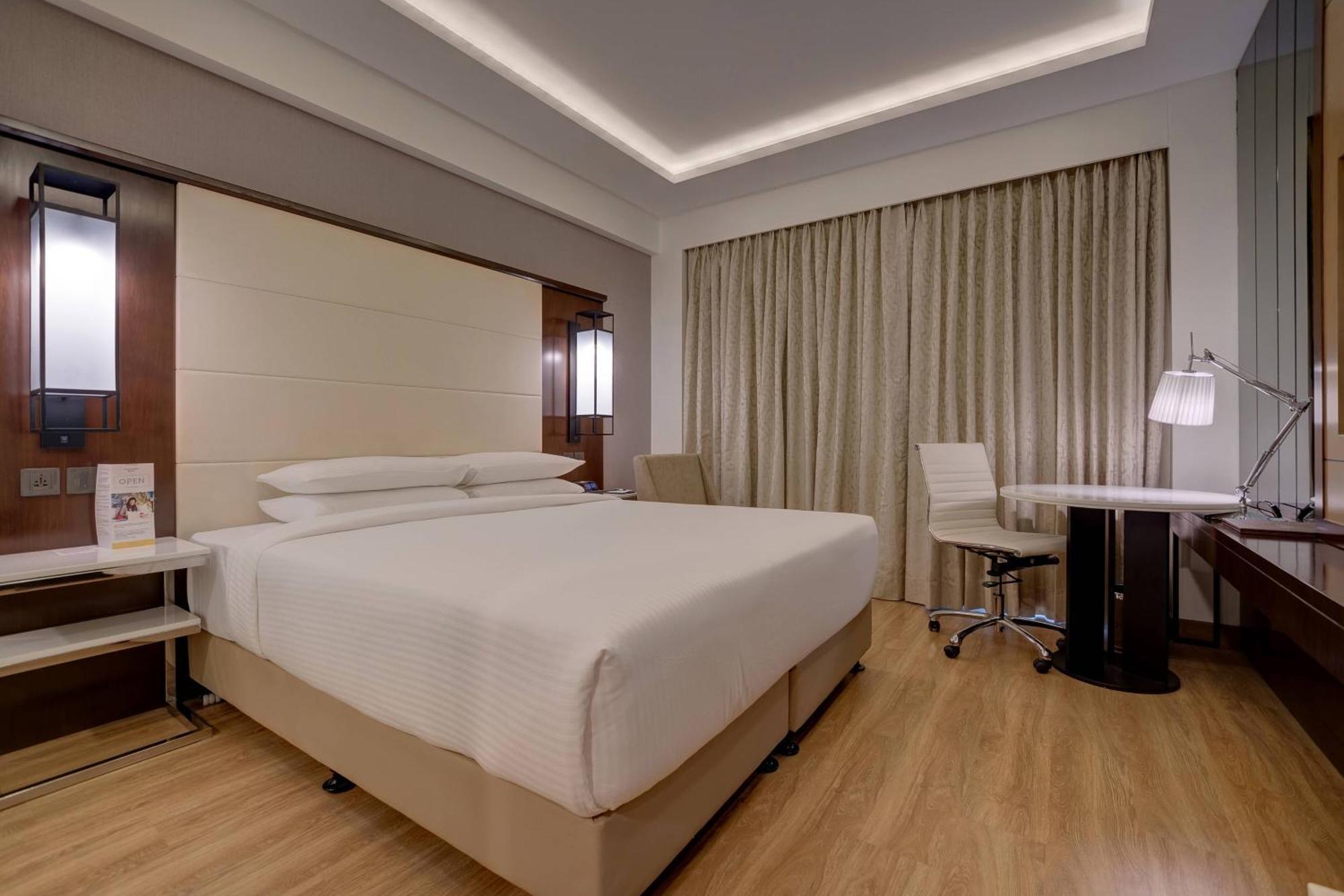 Courtyard By Marriott Surat Hotell Eksteriør bilde