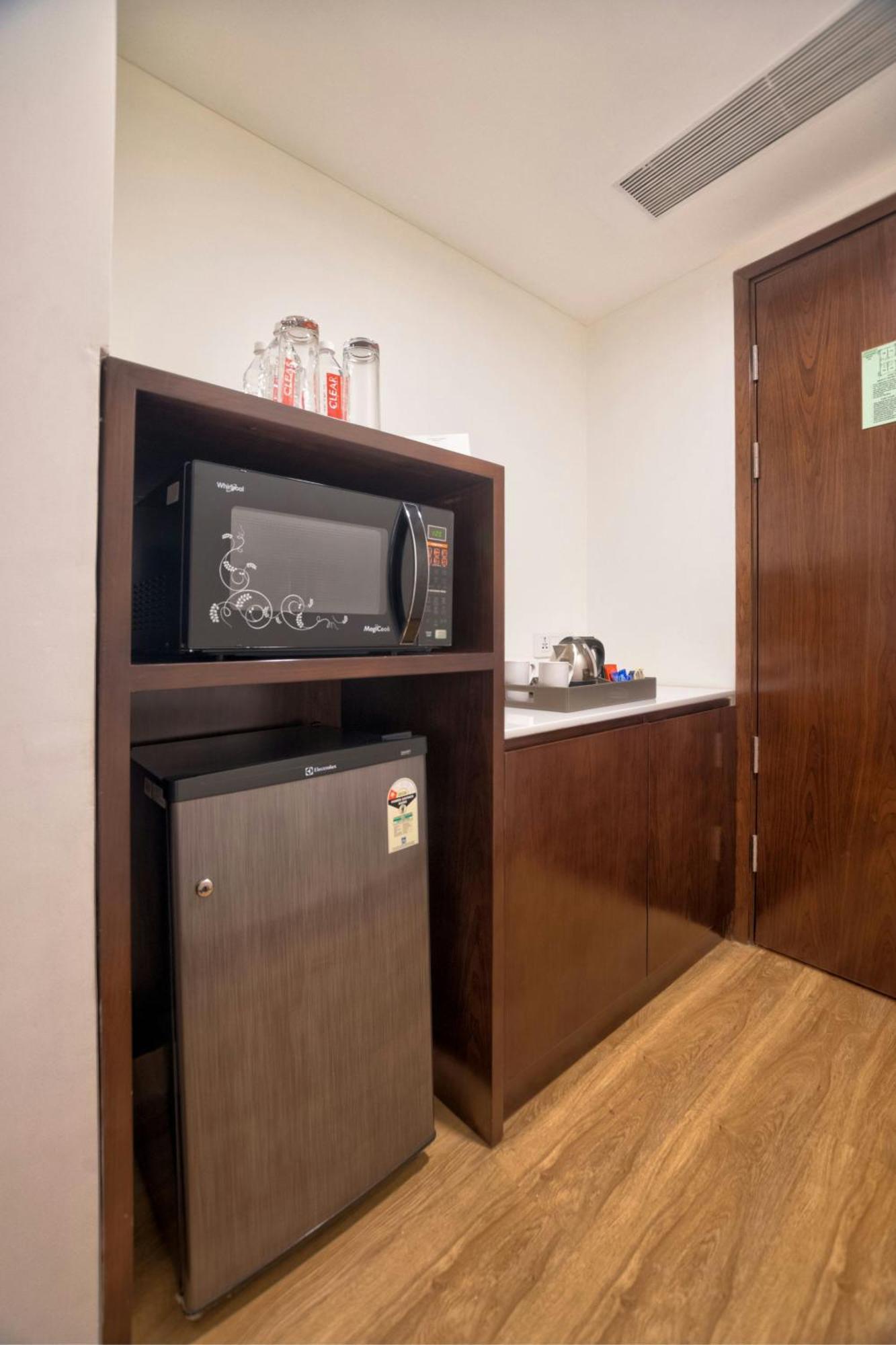 Courtyard By Marriott Surat Hotell Eksteriør bilde