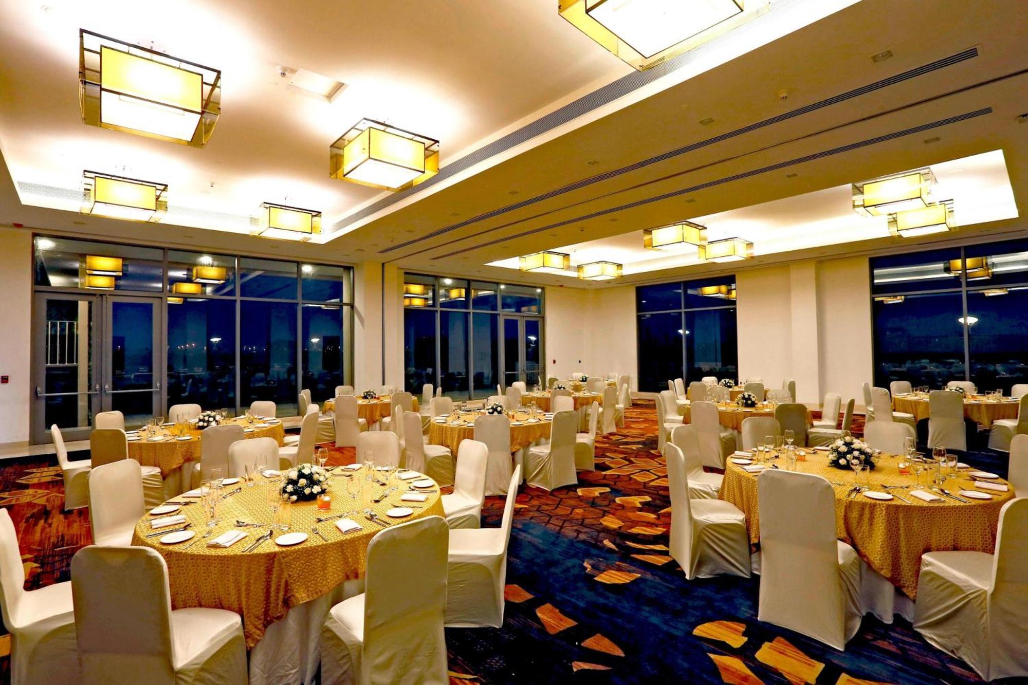 Courtyard By Marriott Surat Hotell Eksteriør bilde