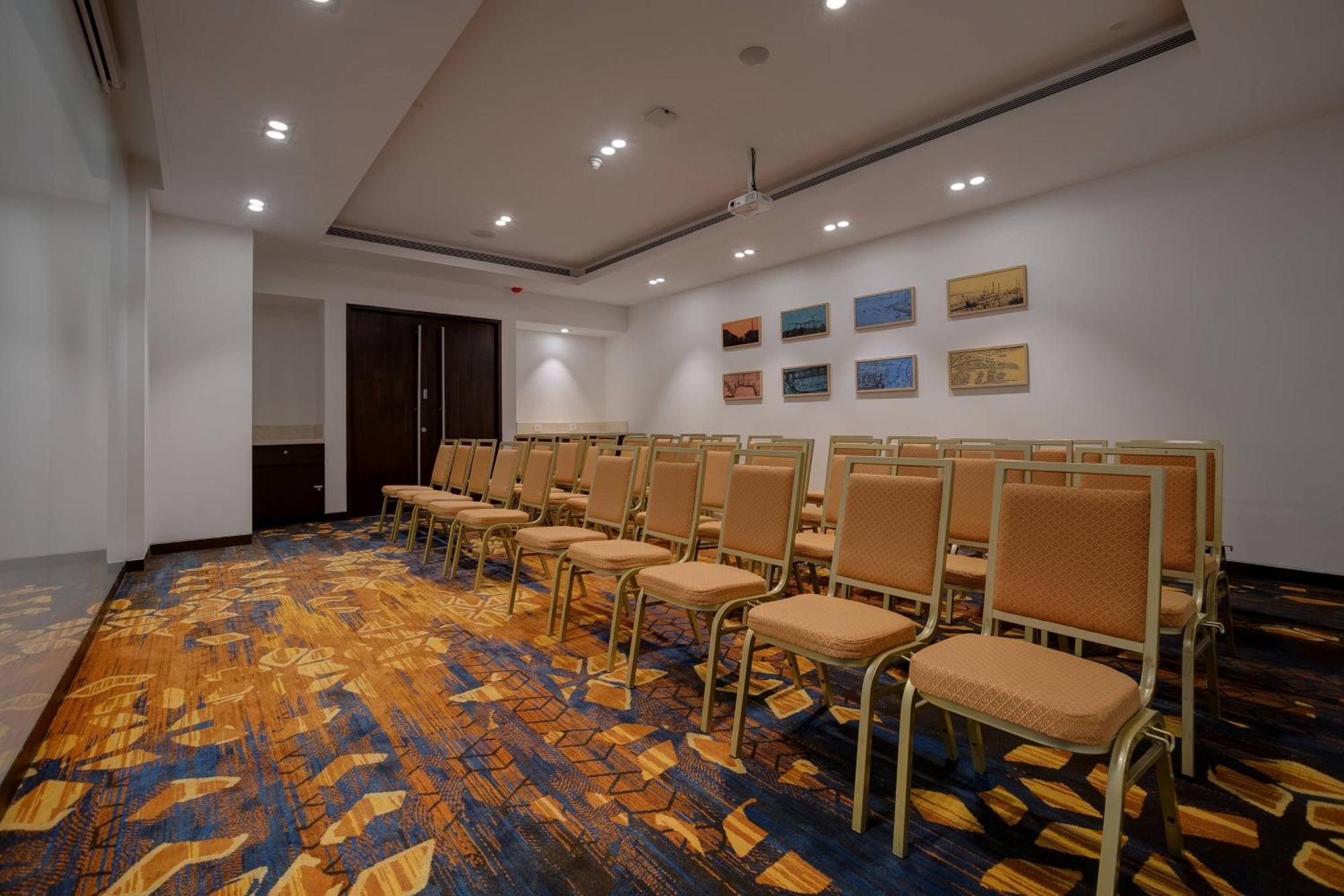 Courtyard By Marriott Surat Hotell Eksteriør bilde