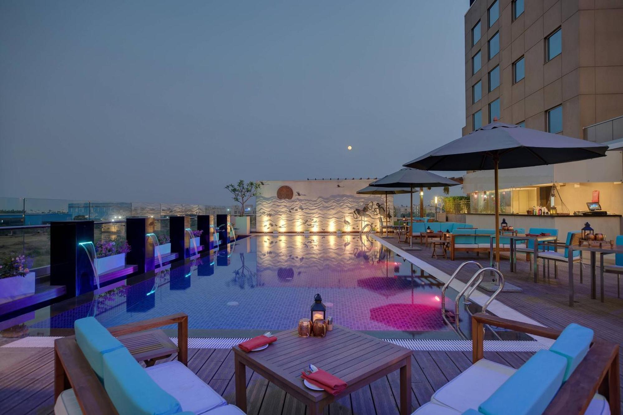 Courtyard By Marriott Surat Hotell Eksteriør bilde