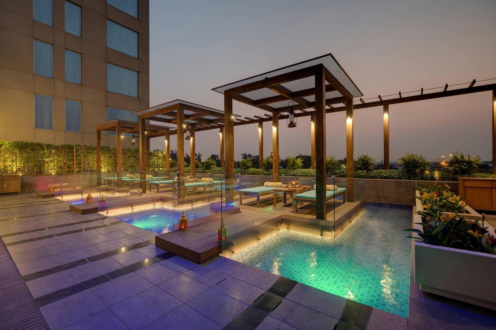 Courtyard By Marriott Surat Hotell Eksteriør bilde