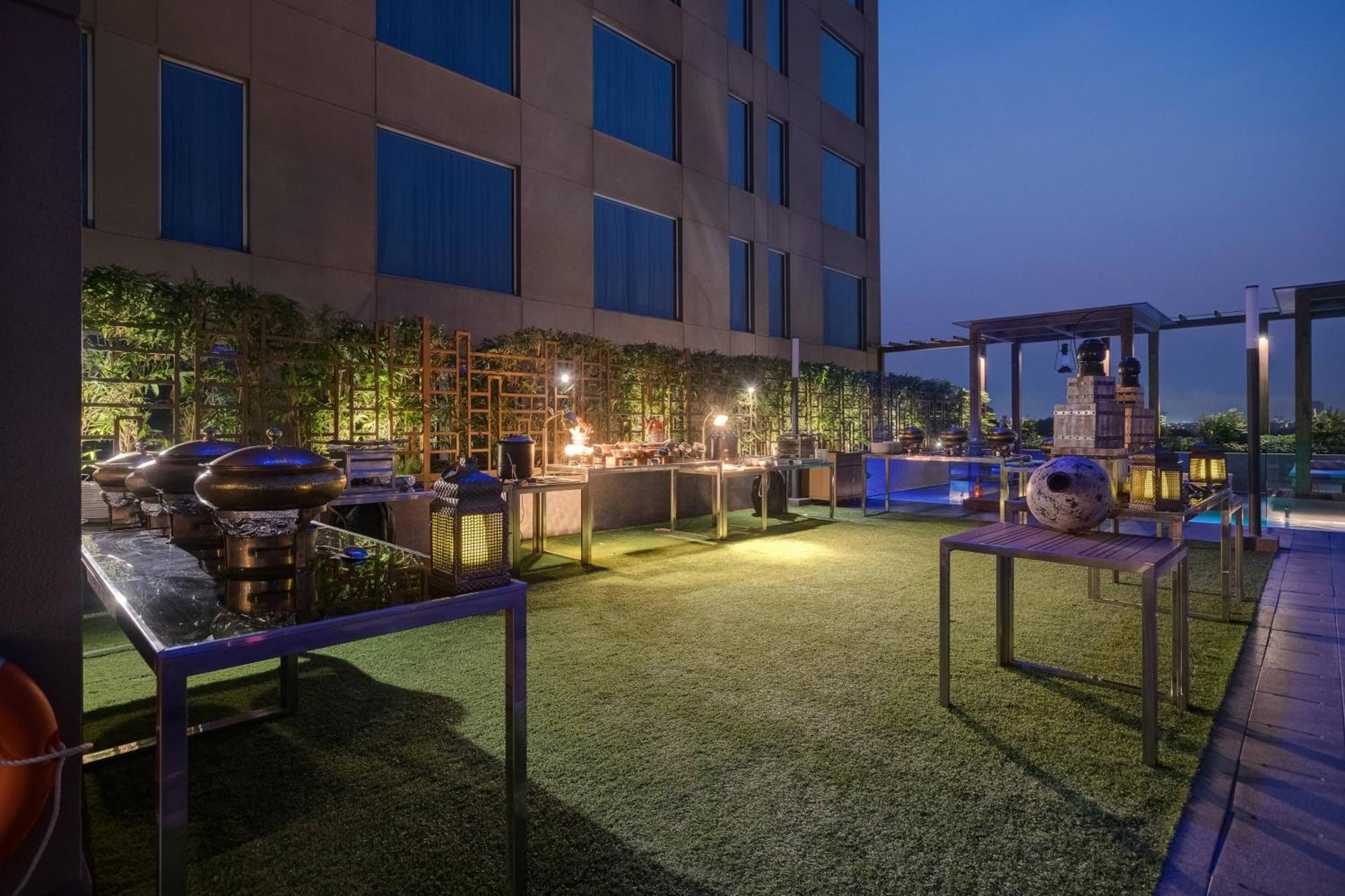 Courtyard By Marriott Surat Hotell Eksteriør bilde