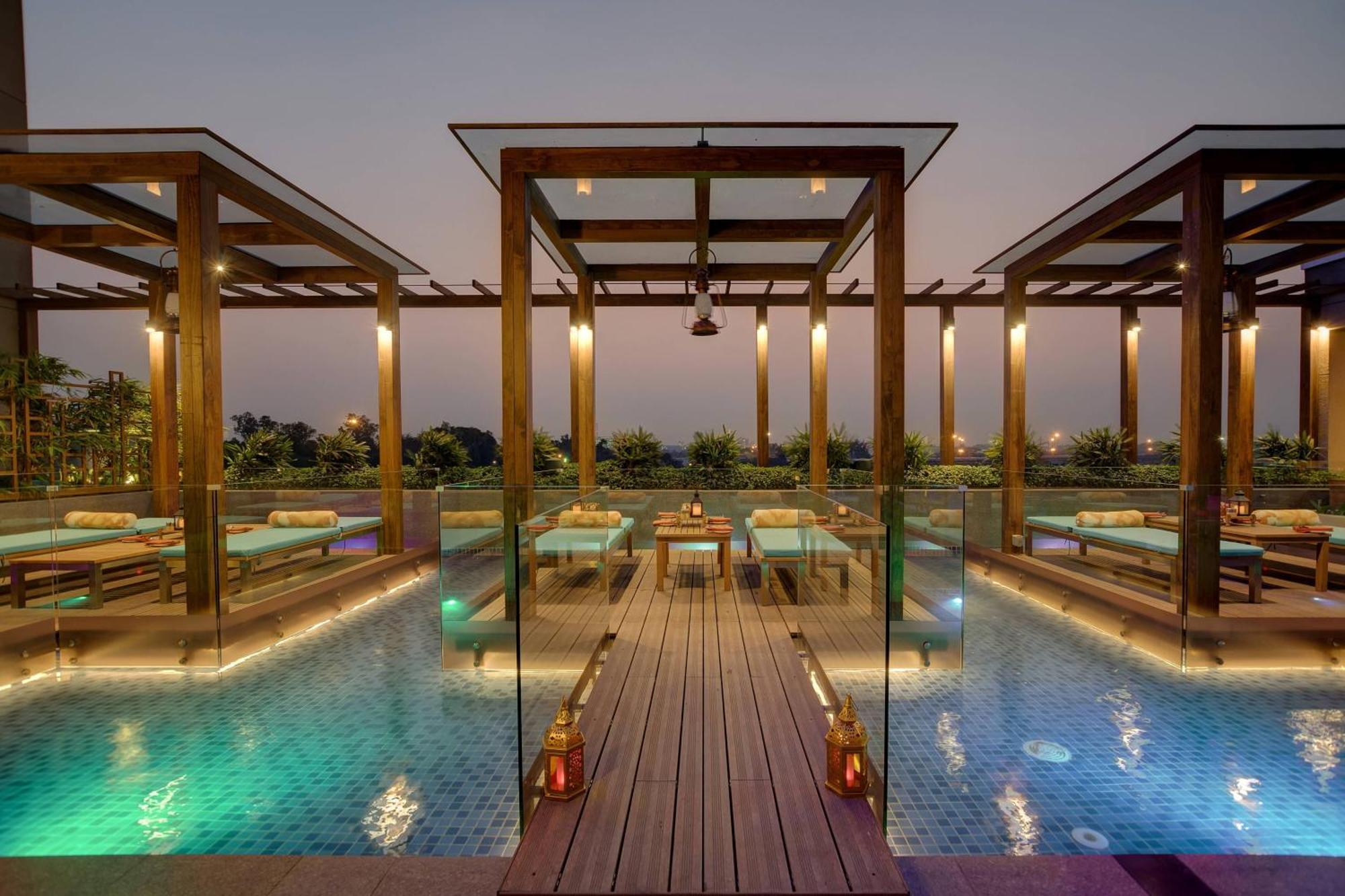 Courtyard By Marriott Surat Hotell Eksteriør bilde