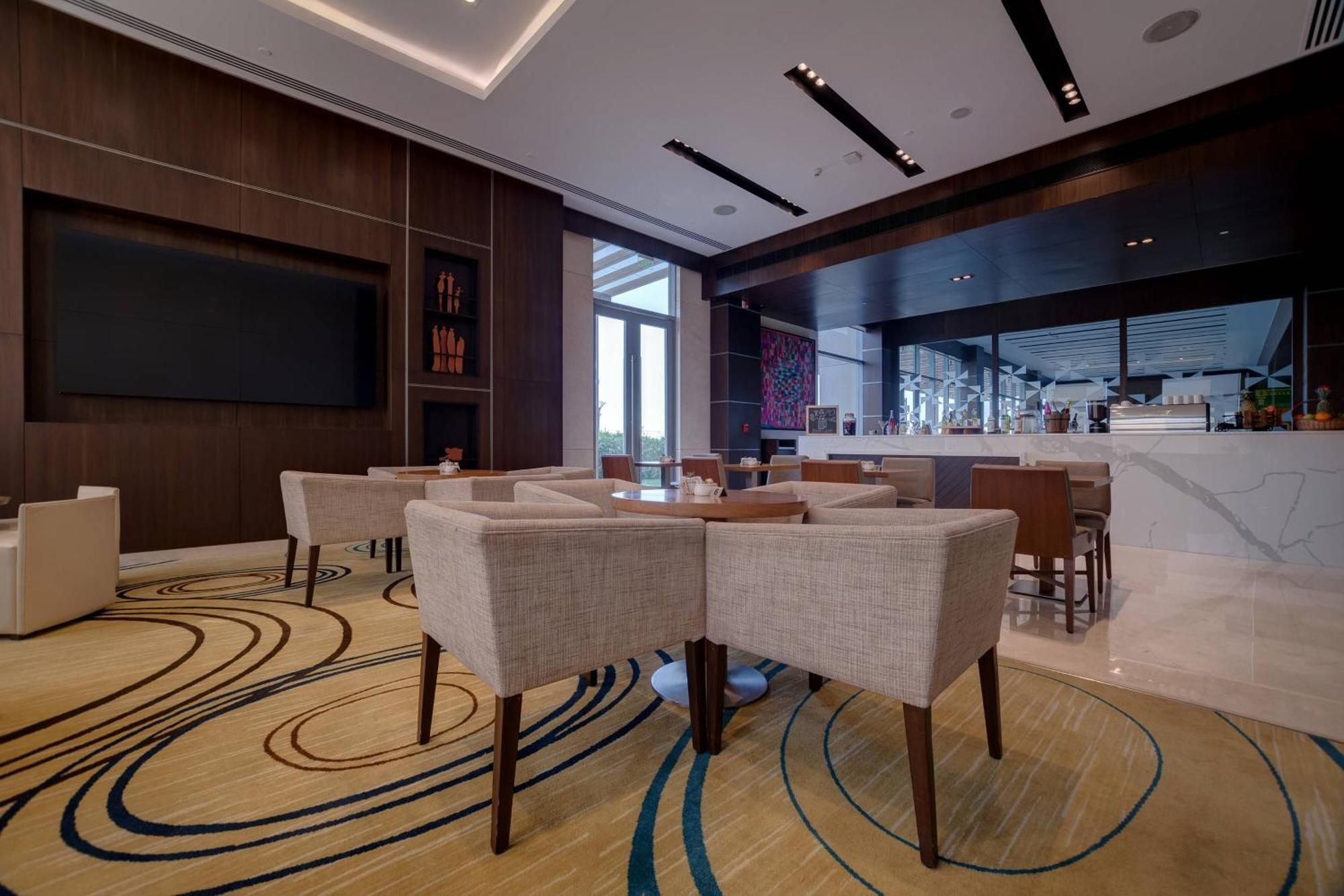 Courtyard By Marriott Surat Hotell Eksteriør bilde