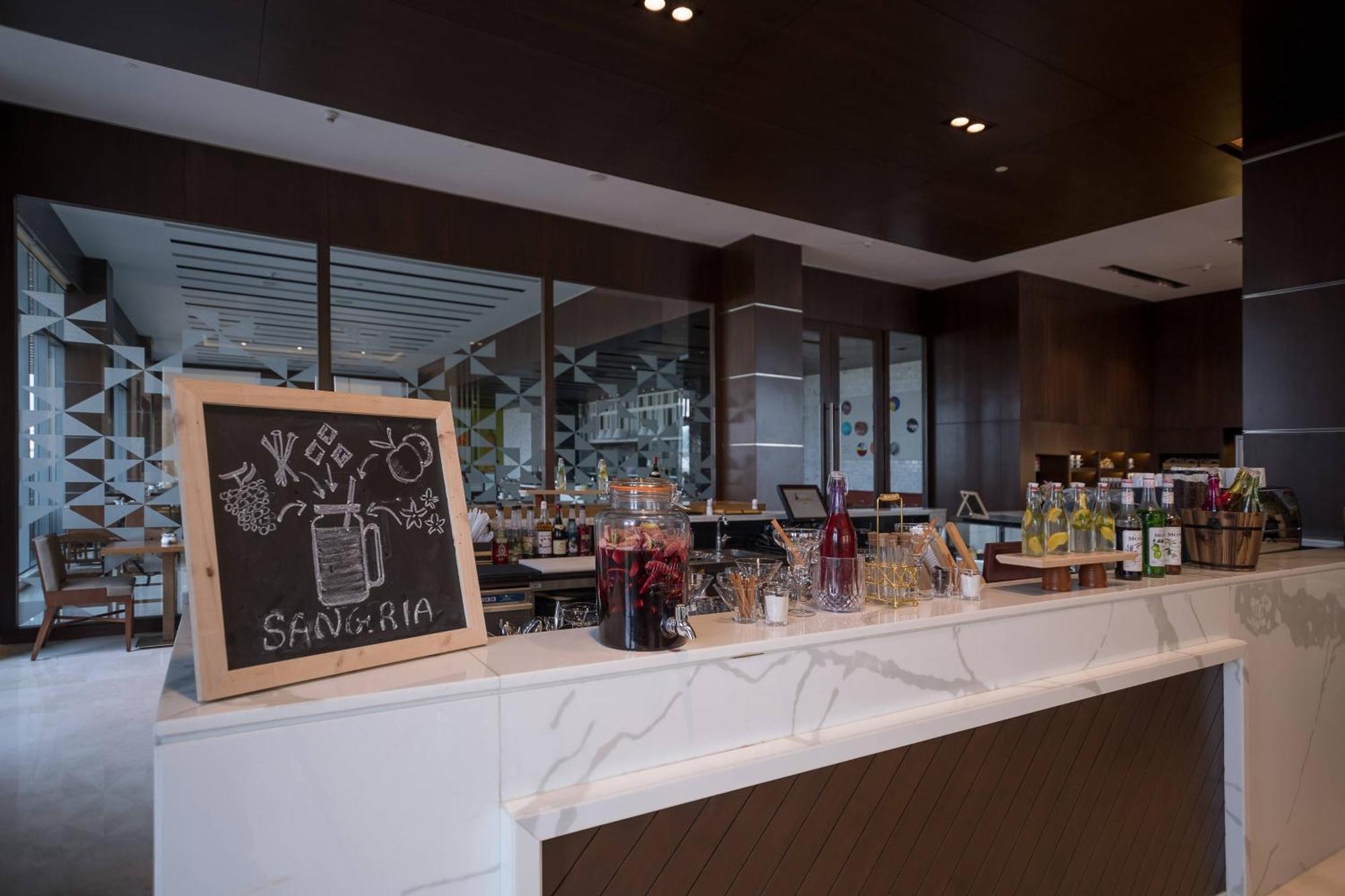 Courtyard By Marriott Surat Hotell Eksteriør bilde