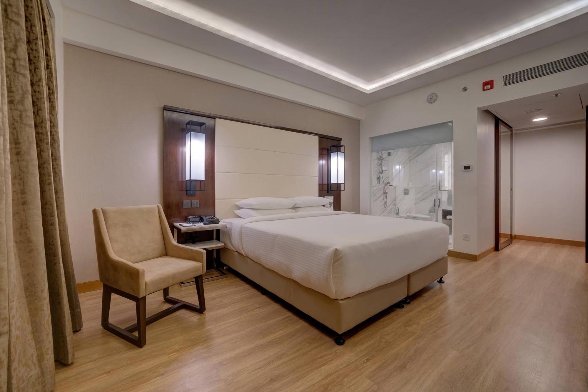Courtyard By Marriott Surat Hotell Eksteriør bilde