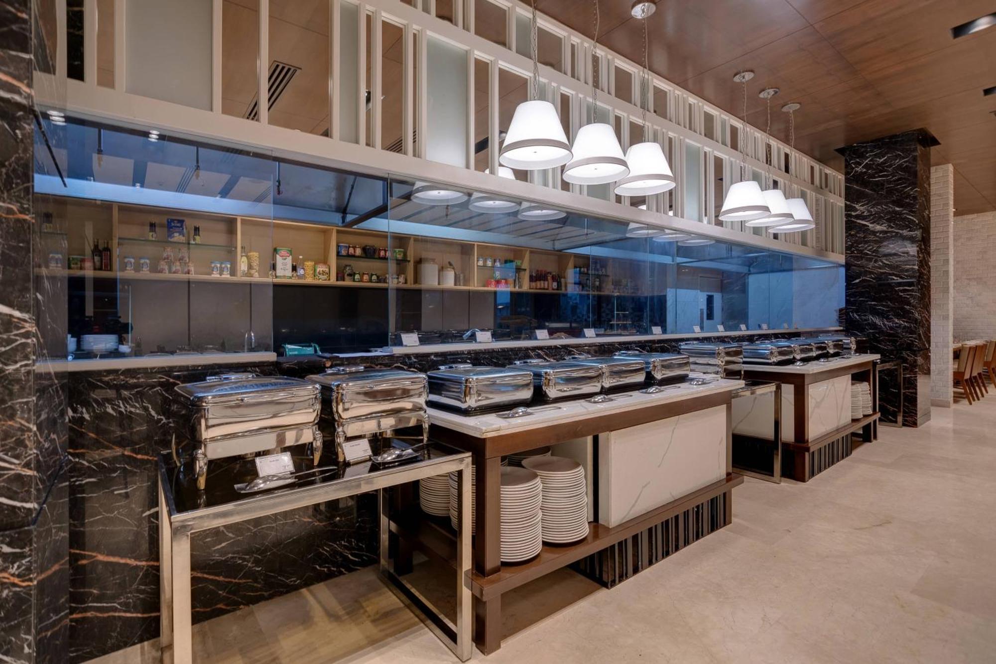 Courtyard By Marriott Surat Hotell Eksteriør bilde