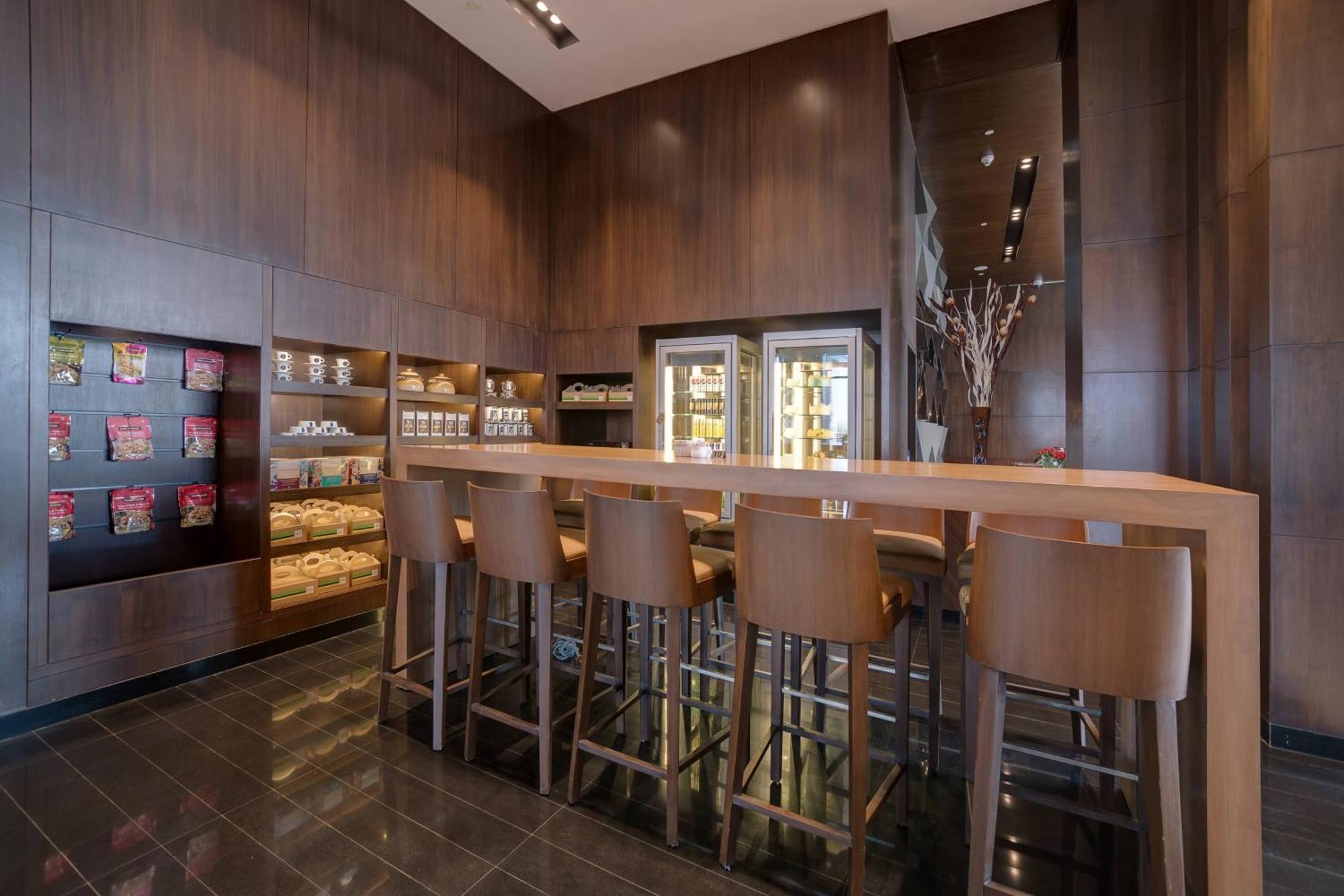 Courtyard By Marriott Surat Hotell Eksteriør bilde