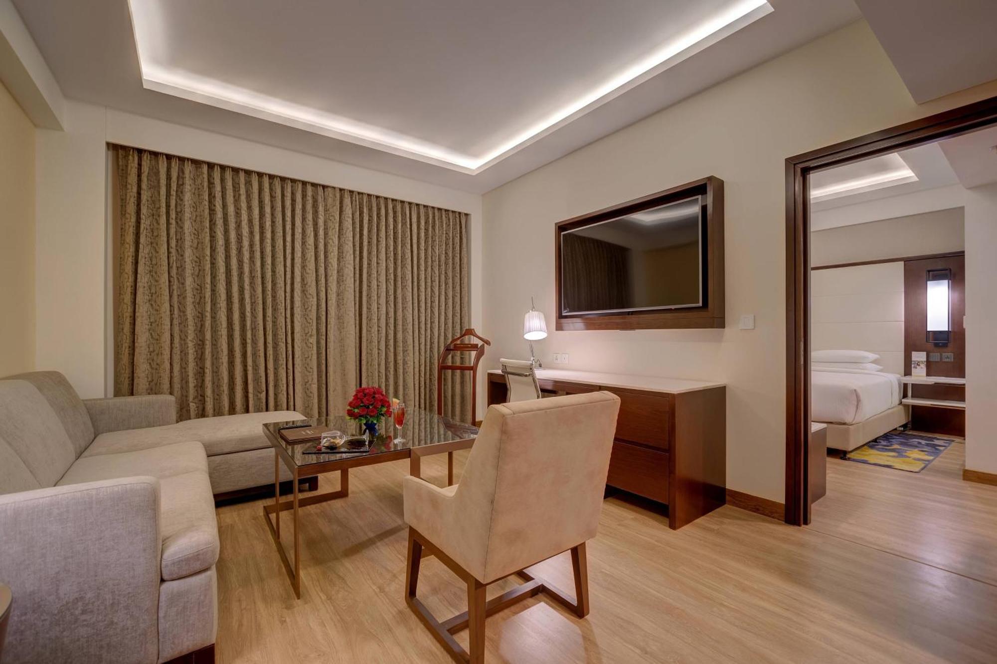 Courtyard By Marriott Surat Hotell Eksteriør bilde
