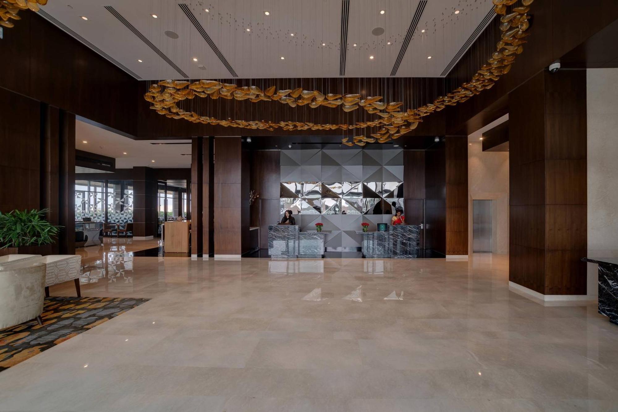 Courtyard By Marriott Surat Hotell Eksteriør bilde