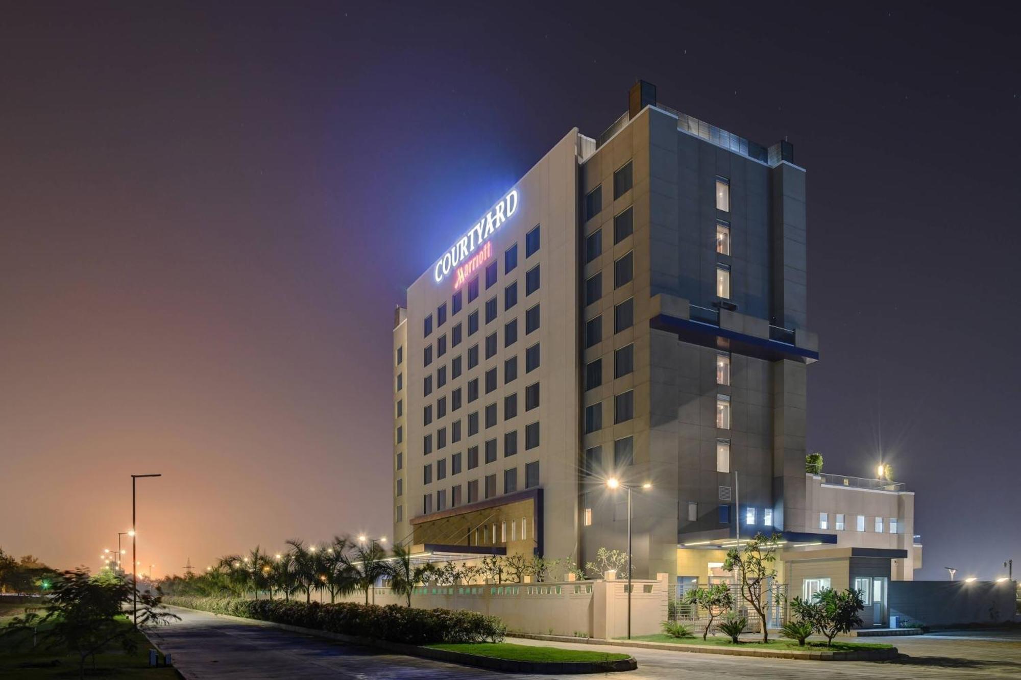 Courtyard By Marriott Surat Hotell Eksteriør bilde