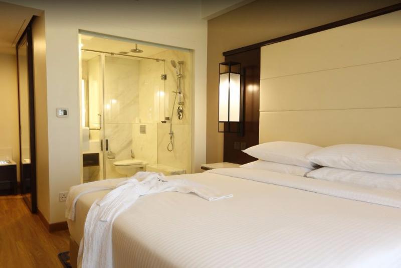 Courtyard By Marriott Surat Hotell Eksteriør bilde