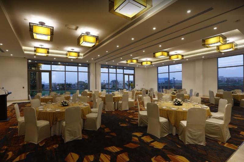 Courtyard By Marriott Surat Hotell Eksteriør bilde