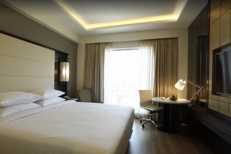 Courtyard By Marriott Surat Hotell Eksteriør bilde