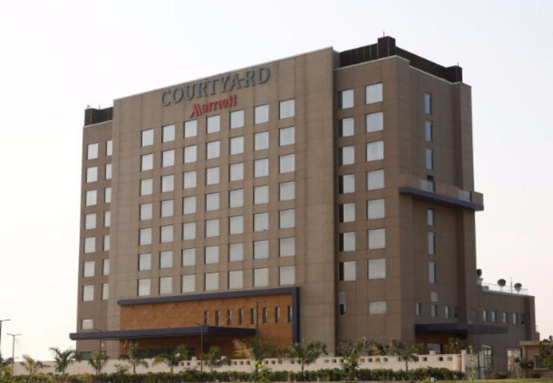 Courtyard By Marriott Surat Hotell Eksteriør bilde