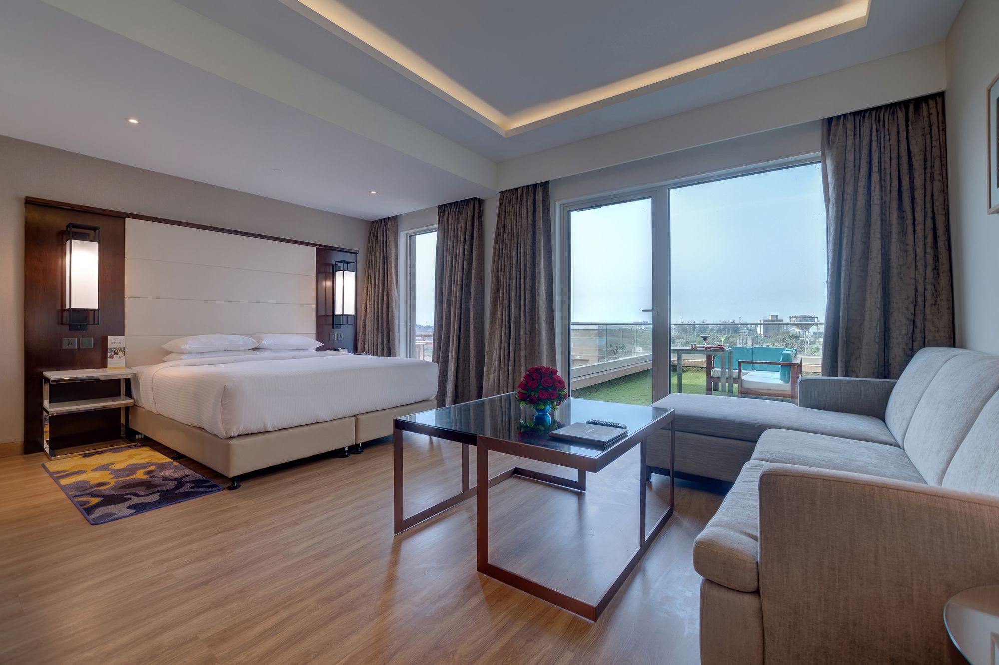 Courtyard By Marriott Surat Hotell Eksteriør bilde